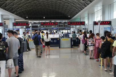 成都市民排隊準備出境。
