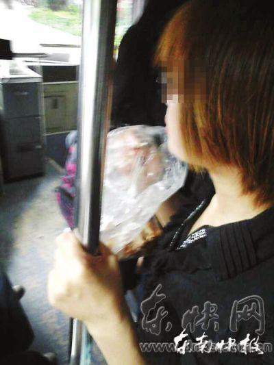 擁擠的公交車內(nèi)，這位姑娘正在嚼螃蟹網(wǎng)友供圖