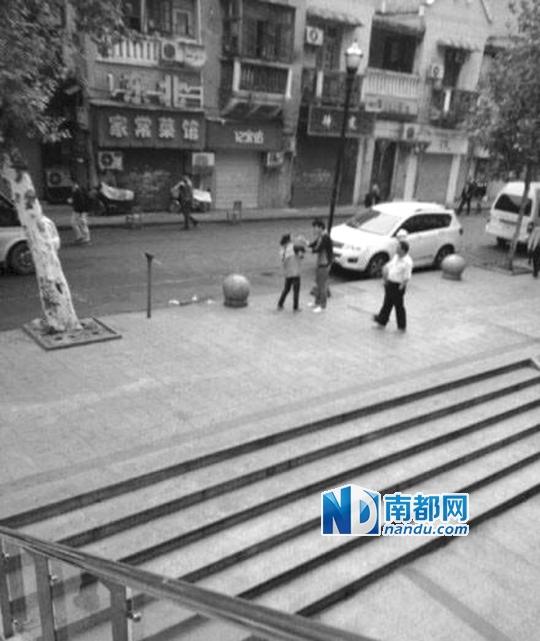 10月18日，武漢一男子抓住環(huán)衛(wèi)工打耳光。