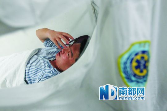 19日，北大深圳醫(yī)院，透過被撕破的工作服，急診科醫(yī)護人員申洪濤身體多處被醉酒男子抓傷。