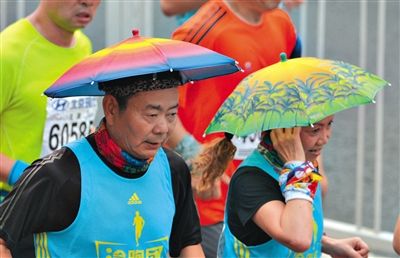 兩名戴著傘帽的參賽者正在參加比賽。