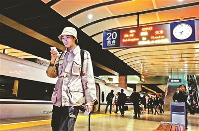 家住天津，在北京工作，呂先生每天乘坐京津城際列車上下班