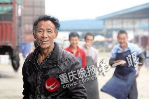 唐再海因為皮膚黝黑，工友們都打趣地稱呼他為“非洲人”。