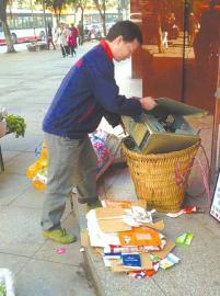 王光偉靠收廢品拾荒為生，每月僅有1000元的微薄收入。