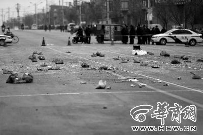 2014年1月6日，在蒲城縣迎賓路，警方在案發(fā)現(xiàn)場(chǎng)路面劃分了86個(gè)方格，提取現(xiàn)場(chǎng)遺留爆炸物品進(jìn)行取證