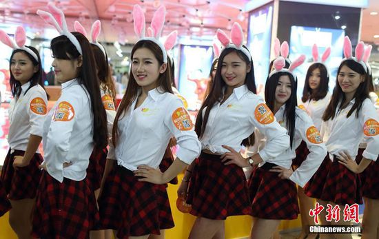 11月11日晚，一百位統(tǒng)一打扮的“兔女郎”現(xiàn)身南京新街口，逛街看電影玩快閃，走到哪里都被圍觀。