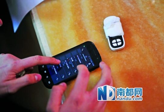 一個號碼為021-62588800的電話自稱上海靜安區(qū)公安分局，騙走了小程148萬。記者 梁煒培 攝
