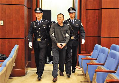 楊秀宇被帶入法庭。昨日，楊秀宇及女下屬盧梅因非法經(jīng)營罪獲刑4年、一年半并處罰金。