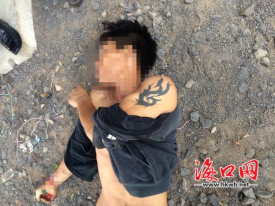 死亡的男子，左手手臂上有紋身