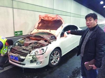 白色標(biāo)致車車頭嚴(yán)重?fù)p毀。