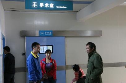 宇宇的父母和爺爺一直守候在手術(shù)室外。