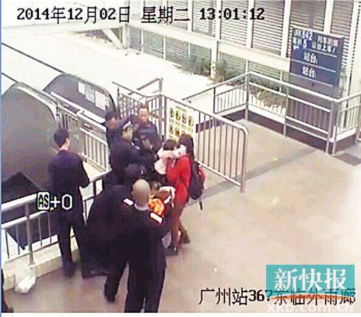 民警果斷將孩子救下,并控制跳樓男子。 通訊員圖(視頻截圖)