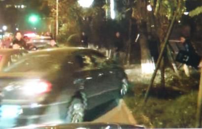 作案嫌疑車輛竄上綠化帶。（據(jù)警方視頻截圖）