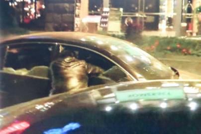 一警察試圖讓汽車停下。