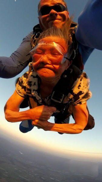 閔老太太正在體驗高空跳傘。