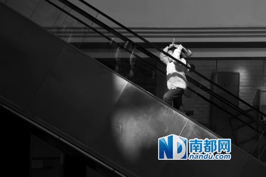 12月12日上午，正佳廣場(chǎng)內(nèi)，任淘淘在扶梯上奔跑玩耍。