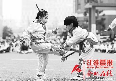 兩名小朋友在進(jìn)行武術(shù)對打表演。
