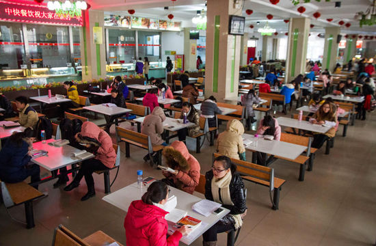 圖為在食堂內(nèi)復習的學生。