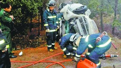 消防官兵正準(zhǔn)備拆車門救人。