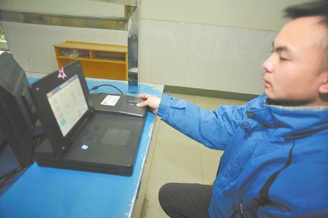 高考報(bào)名錄入指紋開始執(zhí)行,在校生由學(xué)校統(tǒng)一錄入。
