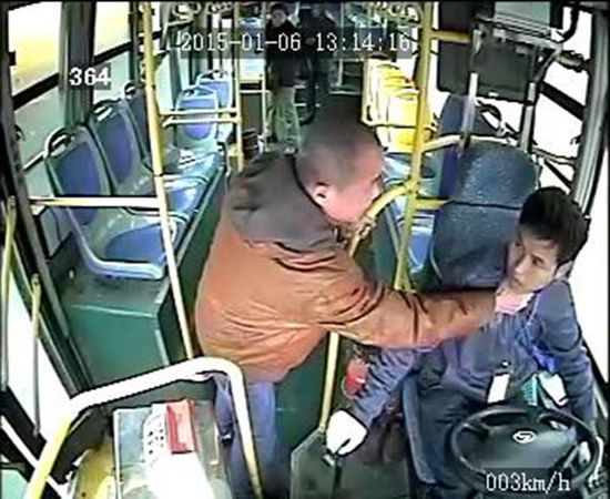 車載監(jiān)控視頻顯示，806路公交車司機袁宋林在車輛行駛中拒絕一乘車男子提出停車的要求后，遭到該男子的反復(fù)毆打。視頻截圖