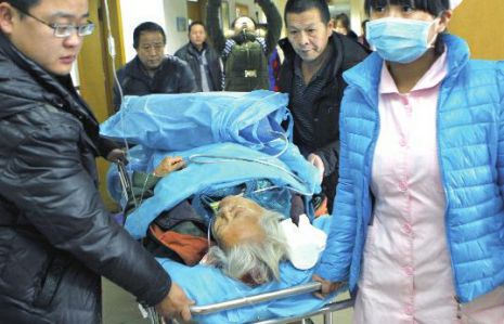 排隊領(lǐng)免費白菜，86歲老太摔倒顱內(nèi)出血。