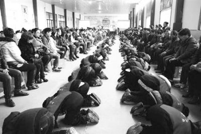 學(xué)生們?cè)诶蠋煹闹笇?dǎo)下，一起給父母下跪謝恩。微博截圖