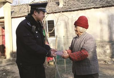 民警將戶口本交給陳奶奶。