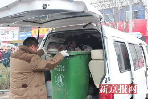 亳州路邊垃圾桶內驚現(xiàn)碎尸。網(wǎng)友供圖