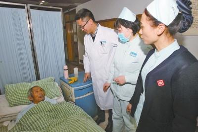 老人病治好了，可他卻一直躺在醫(yī)院的病床上。