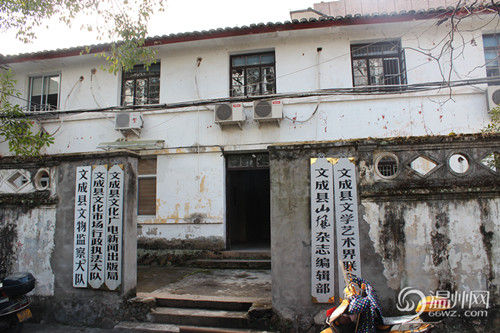 文成縣府大院除了主樓外，其他的基本為磚木結(jié)構(gòu)的兩層小樓