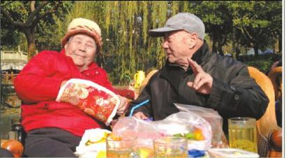 結(jié)婚60年，梁玉芹婆婆和王再功爺爺恩愛如初。