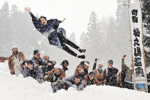 新婚男子被扔雪地里。