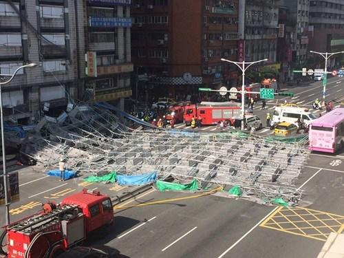 臺北市寧波東街和羅斯福路交叉口23日有腳手架倒塌，占據(jù)車道。臺灣“中央社”