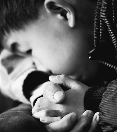 10歲小兒子緊緊握著哥哥的手。資料圖片