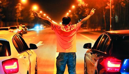 2013年8月25日凌晨，北京，在東壩大街路口進(jìn)行的一場飆車。