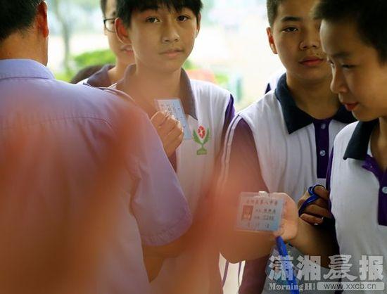 5月26日，岳陽縣第八中學(xué)，學(xué)生出校門時(shí)出示通行證