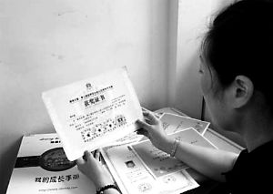思念小寶的時候，李女士就一遍遍整理孩子留在家里的物品。