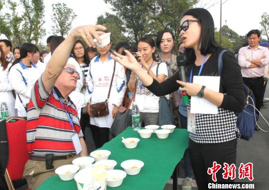 圖為外國友人品嘗揚州炒飯。