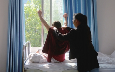 出院前，窗外透進一道陽光，打在他的身上。