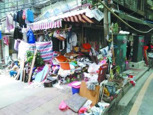 工作人員清理前，阿姨家周圍垃圾如山。