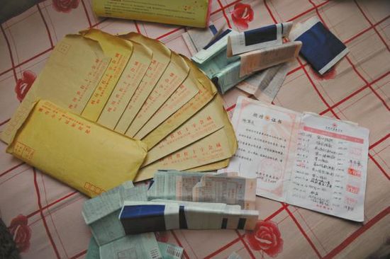 廖弟友捐款后保存的部分收據(jù)。