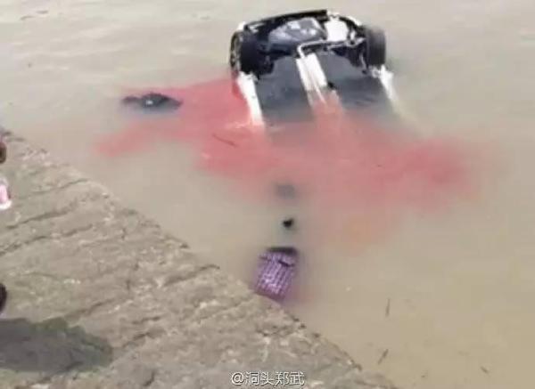 溫州：轎車(chē)倒車(chē)不慎墜海 海水瞬間被染紅(組圖)