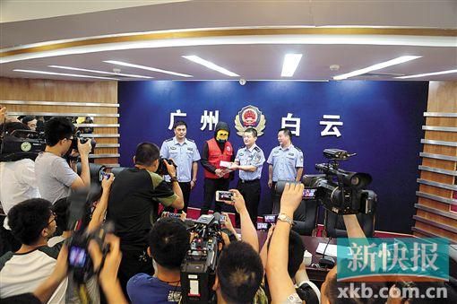 因舉報涉毒案件線索而獲獎的“快遞小哥”戴著面具領(lǐng)取獎金。