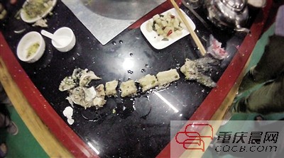 拼出魚骨，推斷魚沒有3斤8兩。 本報記者 平索茜 攝