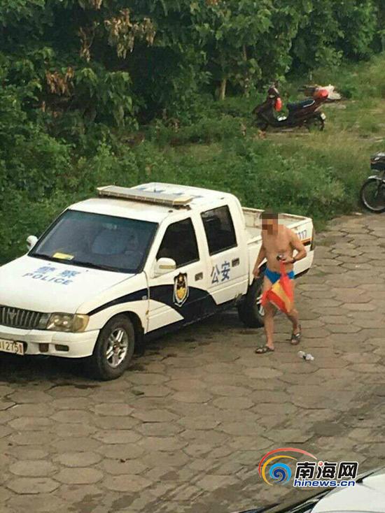 圖為駕駛警用皮卡車(chē)游泳的民警