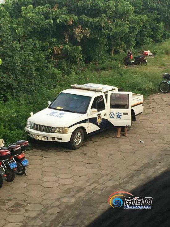 圖為駕駛警用皮卡車(chē)游泳的民警