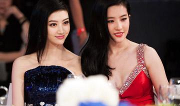 除了白，在合影中還有另外一個(gè)制勝法寶，就是——高。