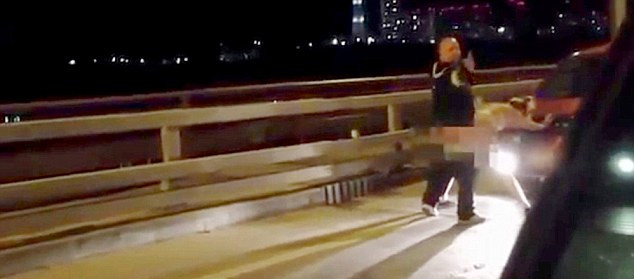 許多人拍攝到這對(duì)夫婦在引擎罩上“表達(dá)愛意”的方式，而男子甚至轉(zhuǎn)過(guò)頭來(lái)看鏡頭。（視頻截圖）