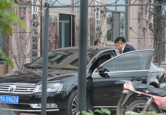 程海濤局長駕駛的假牌車，停在縣低保局門前